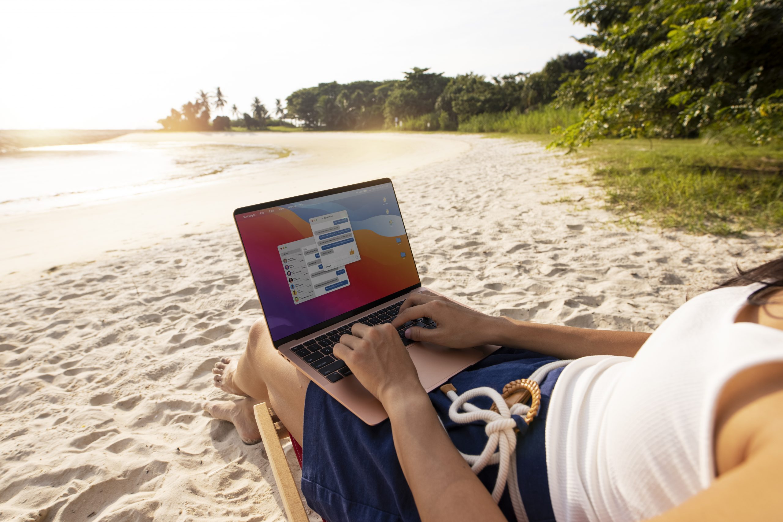 close-up-woman-working-laptop